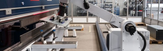 Kuidas võtta tehasesse appi tööstusrobot?