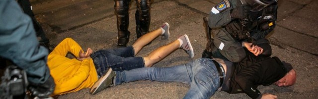 Vilniuse rahutuste käigus peeti kinni 26 inimest, 10 korravalvurit sai kannatada, kolm sattus haiglasse