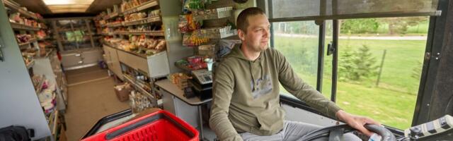 Üks mees, üks buss, viiskümmend peatust: rändkaupmees hoiab elus vanaema loodud äri
