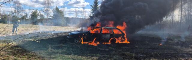 PILDID: Võru vallas põles põllu peal auto