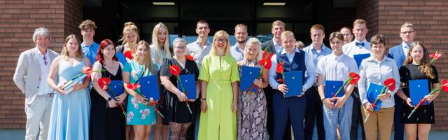 Regionaalminister tänas ja tunnustas parimaid koolilõpetajaid