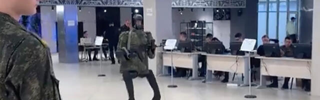 VIDEO: Venemaal esitleti sõjaväerobotit