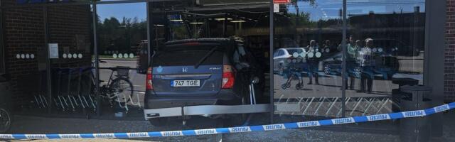 FOTOD | Loksa Coopi sõitis sisse auto, juht oli ilmselt joobes
