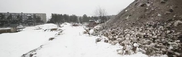 VIDEO JA FOTOD | Sütiste tee parkmetsa viiakse tänavatelt toodud räpast lund