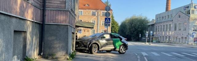 FOTOD | „Autost tuli välja kuus inimest!“ Pelgulinnas põrutas Bolt Drive vastu majaseina