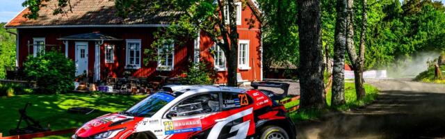 Jaspar Vaher võitis Jyväskylä ralli. Teiseks jäänud Esapekka Lappi_ müts maha Jaspari ees 