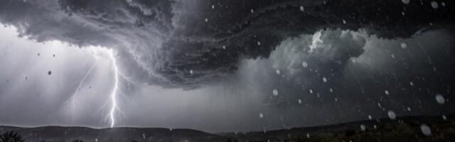 OVO NIJE OBIČNA OLUJA! Nevreme u talasima juri ka Beogradu, RHMZ upozorava na oprez: NAJJAČI UDAR TEK DOLAZI! (MAPE)