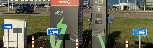 Tallinnas avati ülikiirlaadija, kus saab kaks elektriautot korraga laadida