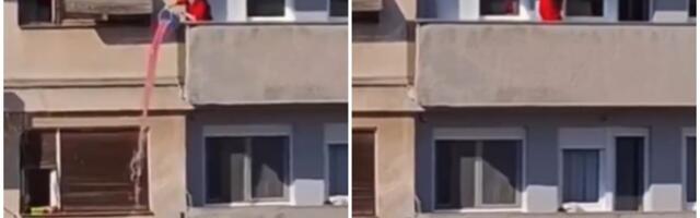 Šokantan snimak iz Trstenika: Komšije snimile ženu koja prosipa tečnost sa terase, kažu da je rasol od kupusa