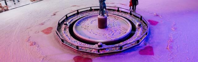 Sõbrapäeva puhul kaunistavad Tartu raekoja platsi uisuväljaku jääd säravad südamed!