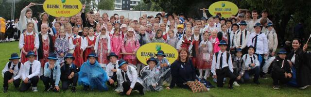 HELI KARU viis peamiselt Raasikult ja ka Anija vallast laulupeole üle 200 laulja