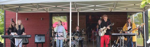 Raa­si­ku Mu­sa­fes­til astusid üles 14 noor­te­bän­di ja Põh­ja-Tal­linn