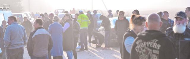 150 inimest blokeerib sõidukitega teed Nurme farmi, lõhutud on sigade jäätmekäitluseks mõeldud masin