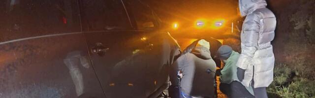 Õnnelik õnnetus: teelt välja sõitnud neljaliikmeline perekond sai südamlikelt noormeestelt abi