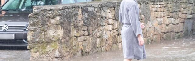 FOTOD JA VIDEOD | „Mõnes kohas on vesi põlvini.“ Tugev sadu ujutas üle Kuressaare tänavad