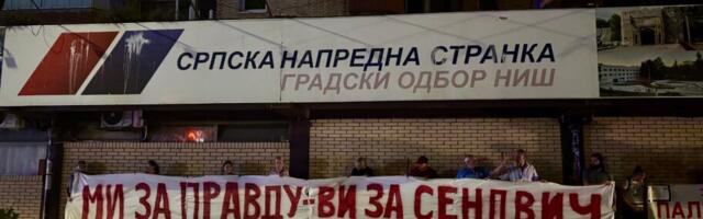 Održana dva skupa u Nišu – umrlice i venci ispred prostorija SNS, zastave i baloni na „skupu protiv blokada“