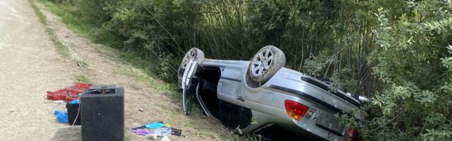 Paides Ülejõe staadioni lähedal paiskus sõiduauto kraavi