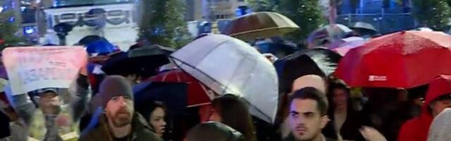 Protest kod Narodnog pozorišta: Građani traže ostavku Bokana (VIDEO)