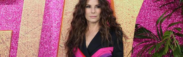 Moodne pükskostüüm olgu sabaga, nabaga ja sügava dekolteega