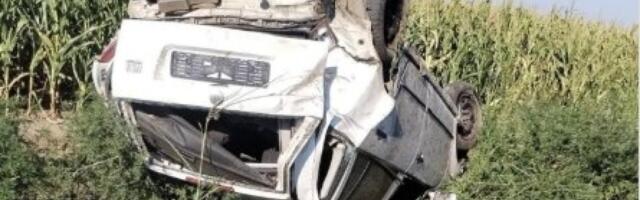 Automobil na krovu, smrskano vozilo: Teška saobraćajka kod Bačke Palanke (FOTO)