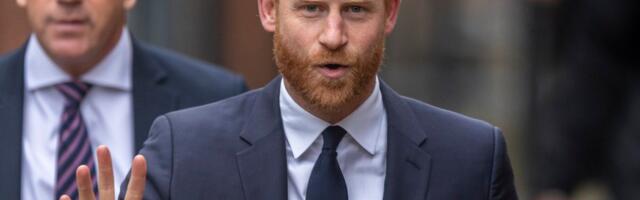 Prints Harry lendas Ühendkuningriiki järjekordsele kohtuprotsessile. Oma isa ja vennaga tal kohtuda ei õnnestu