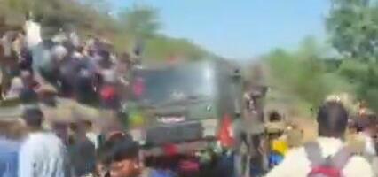 TEŠKA NESREĆA NA PLANINSKOM DRUMU! Autobus sa više od 60 putnika SURVAO se u provaliju, poginula 21 osoba, 45 povređeno! Horor na Himalajima! (VIDEO)