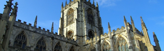 Ühendkuningriigi 900-aastase kiriku reljeefid asendatakse tuntud “vähemuste” ja naisõiguslastega