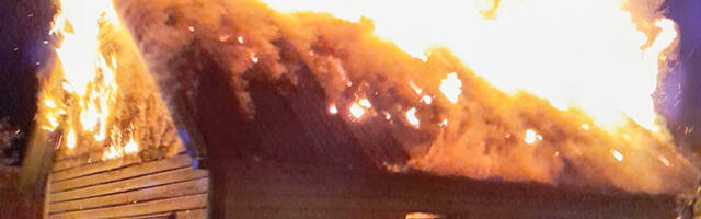 Valgas põles kõrvalhoone suure leegiga