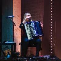 Reis mängumaastikel elektroonika ja akordioniga