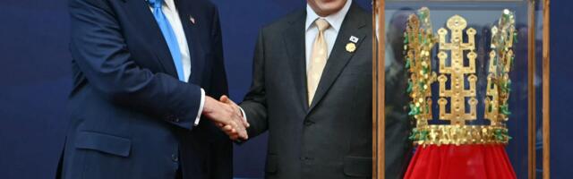 Lõuna-Korea president kinkis Donald Trumpile kullast krooni