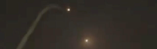 VIDEO: mitu USA Patrioti õhutõrjeraketti ei suuda alla tulistada Iraani raketti