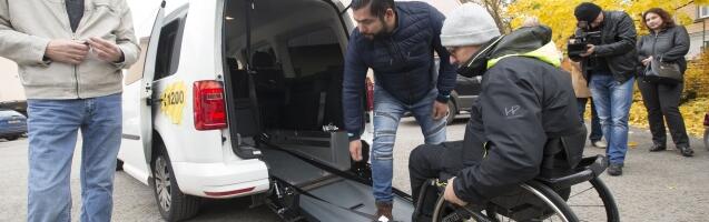 Mikrobussid sõidutavad ka ratastoolis kliendid kindlalt nii tööle kui ka poodi. Sõitude arv on kasvanud üle kolme korra