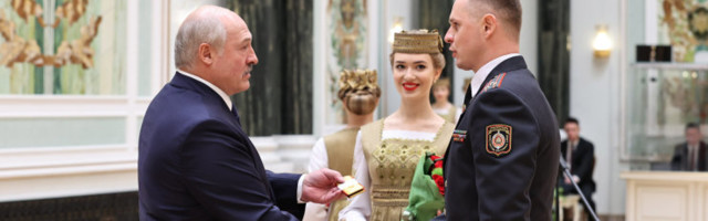 Lukašenka: kes puutub sõjaväelast, peab lahkuma vähemalt ilma käteta