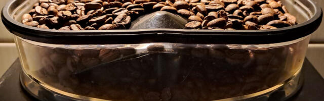 EESTLASED HINDAVAD UBE, LÄTLASED LAHUSTUVAT, LEEDUKAD JAHVATATUD KOHVI