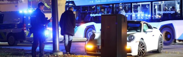 FOTOD | Kalamajas sõitis auto otsa valgusfoorile, kiirabi viis ühe inimese haiglasse