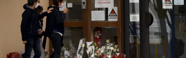 Võimud: islamist, kes raius Prantsusmaal õpetajal pea maha, palus ohvri leidmiseks kooli ees seisnud noorte abi