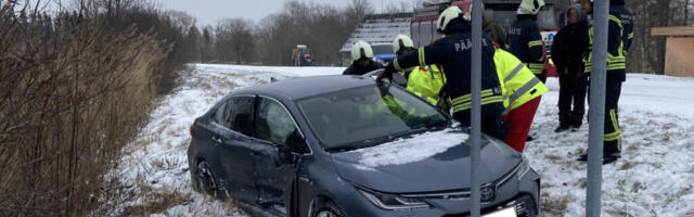 AVARII | Kokkupõrke tagajärjel paiskus auto kraavi