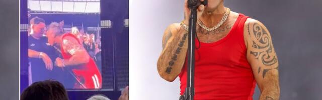 VIDEO | Leedus esinenud Robbie Williams kukkus fänni rinda suudlema