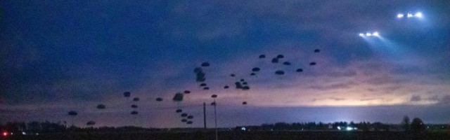 GALERII JA VIDEO | Nurmsi lennuvälja kohal langesid taevast alla 800 USA eriväelast