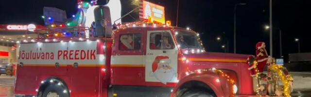 VIDEO | Jõuluvana vurab Järvamaal ringi uhke masinaga ning jagab lastele kommipakke