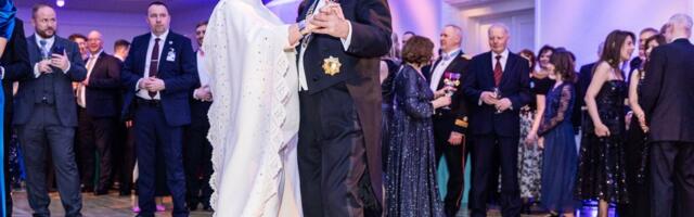 SÄUTSUMÖLL | Vastuvõtt pakkus netirahvale nalja. „Ootad terve elu, et sinna saada ja siis öeldakse „Ma ei tea, kes hetkel presidenti kätleb!“