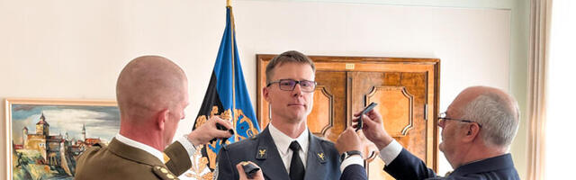 President andis Jaak Tarienile brigaadikindrali auastmetunnused