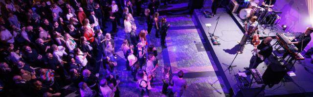 GALERII | Vaba Lava tähistas Salme Kultuurikeskuses sünnipäeva ja uut etenduspaika piduliku avapeoga