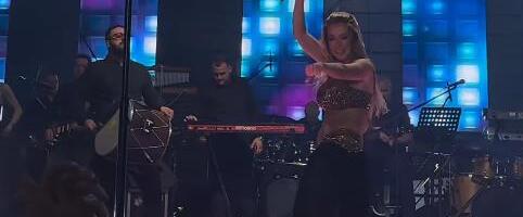 TEA TAIROVIĆ ZAPALILA TUZLU: Infuzija, rakijica, spektakularni koncert, a onda je zaigrala trbušni ples (VIDEO)