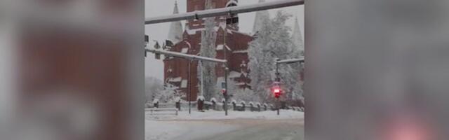 VIDEO JA FOTOD | Eesti mattus paksu lumekihi alla, tuhanded majapidamised jäid elektrita