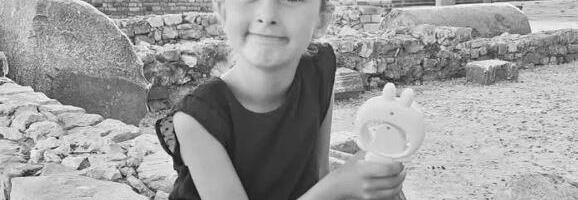 UMRLA MALA SIMEONA (9), ĆERKA SVEŠTENIKA KOJA JE UJEDINILA SRBIJU: "Jedan nam je anđeo učinio čast da provede malo, premalo, vremena sa nama"