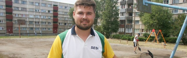 Vabatahtlikud teevad Kohtla-Järve korvpalliväljakud korda