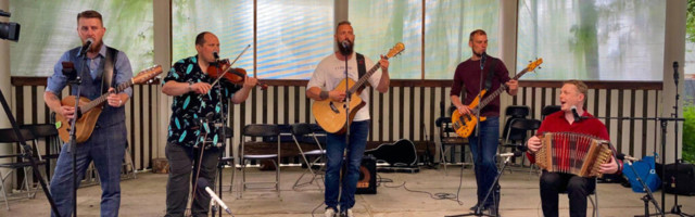 TUULELÕÕTSUTAJATE RAHVALIKUD LAULUD LÖWENRUH’ PARGIS