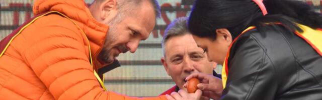 Ivana slavila na Svetskom prvenstvu u tucanju jajima u Mokrinu! Pobednica nosi kući 100.000 dinara: Kada tata bira – nema greške (FOTO)