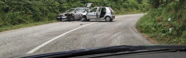 Teška saobraćajka kod Valjeva! Delovi automobila rasuti po putu!